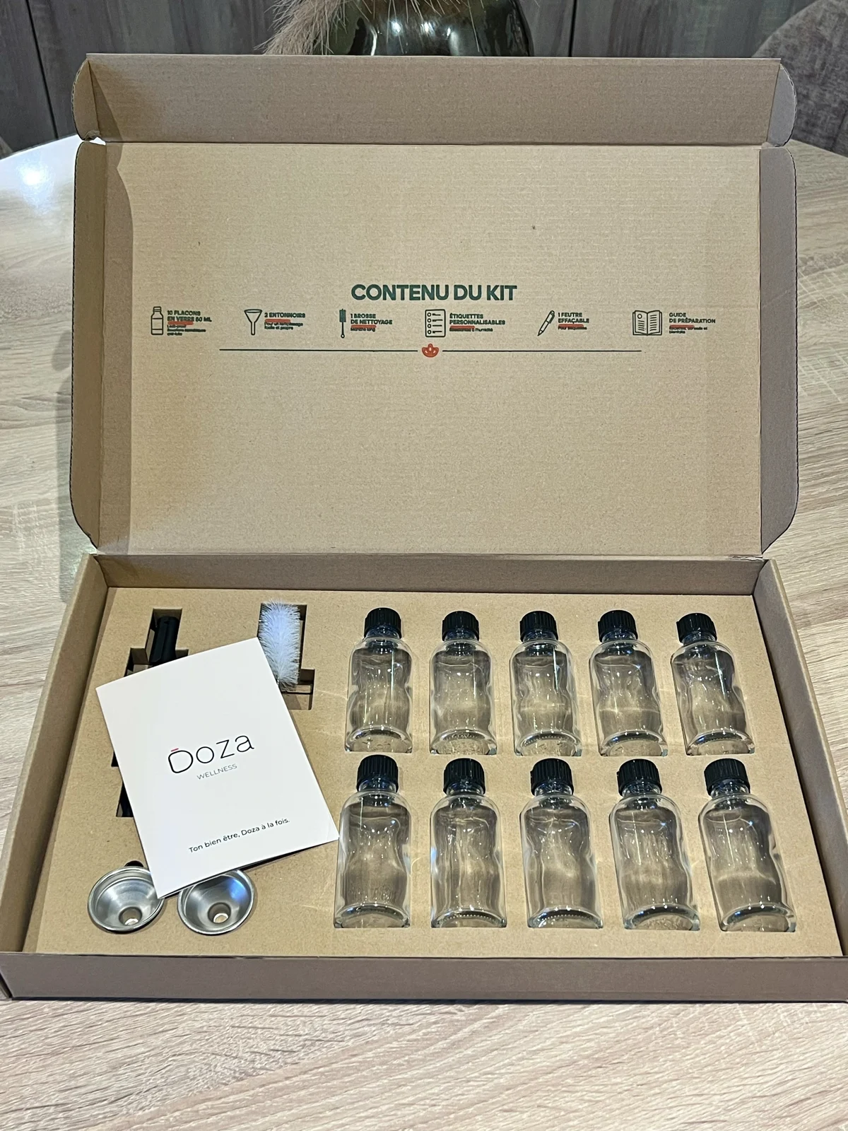 Photographie du kit DOZA et de ses dix flacons en verre vides